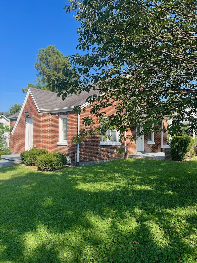 view of front of home with a front lawn