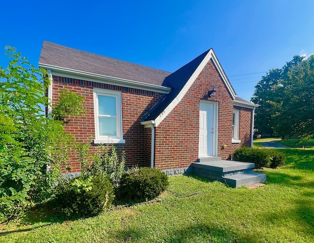 view of front of property with a front lawn