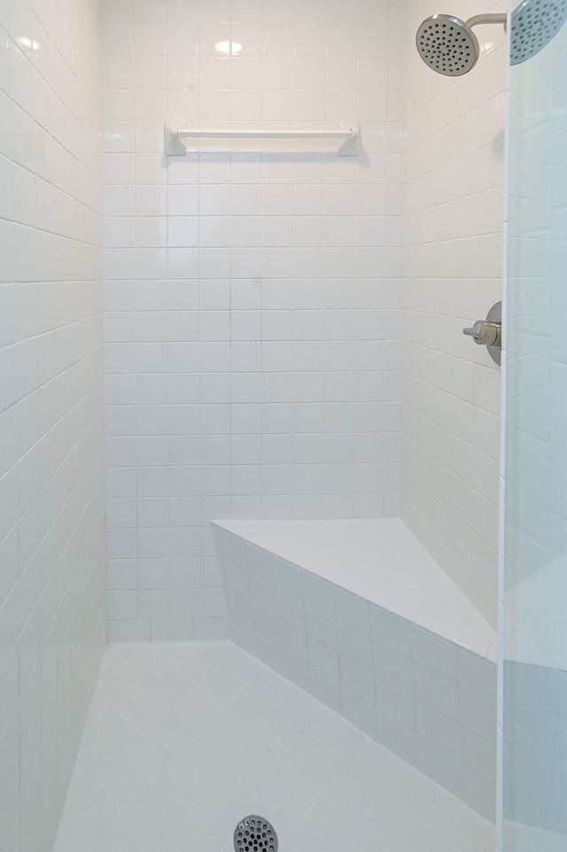 bathroom featuring tiled shower