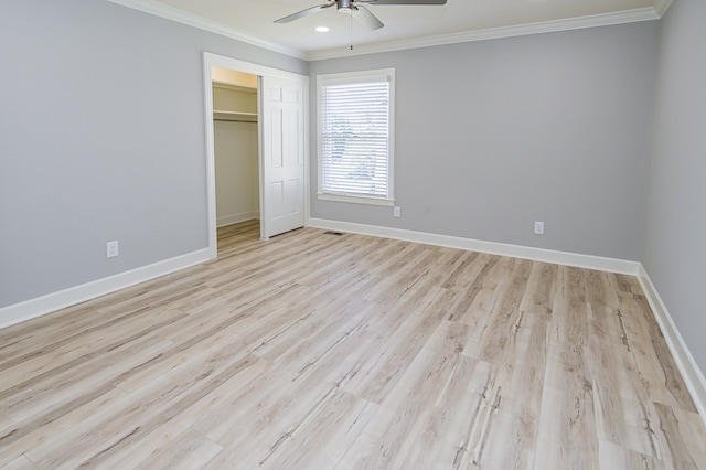 unfurnished bedroom with light wood-type flooring, ornamental molding, ceiling fan, and a closet