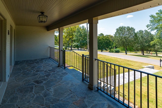 balcony featuring covered porch