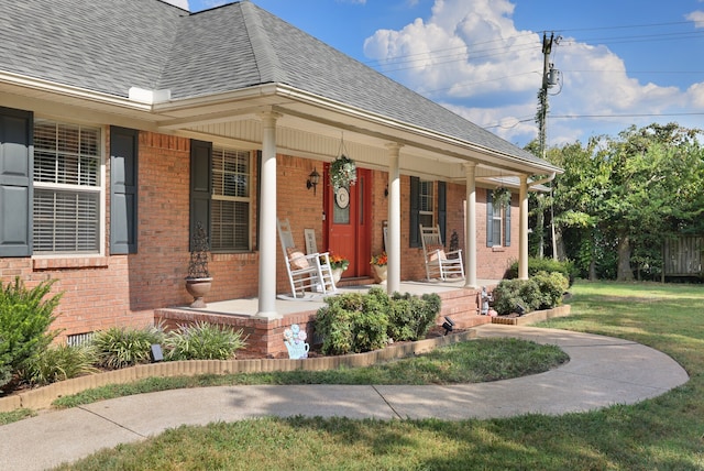 view of front of property featuring a front lawn and covered porch