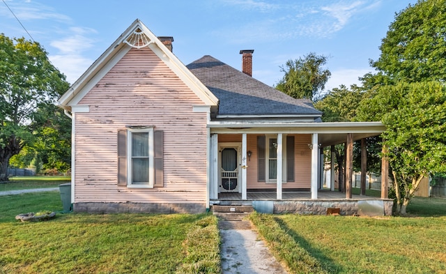 view of front of home featuring covered porch and a front lawn