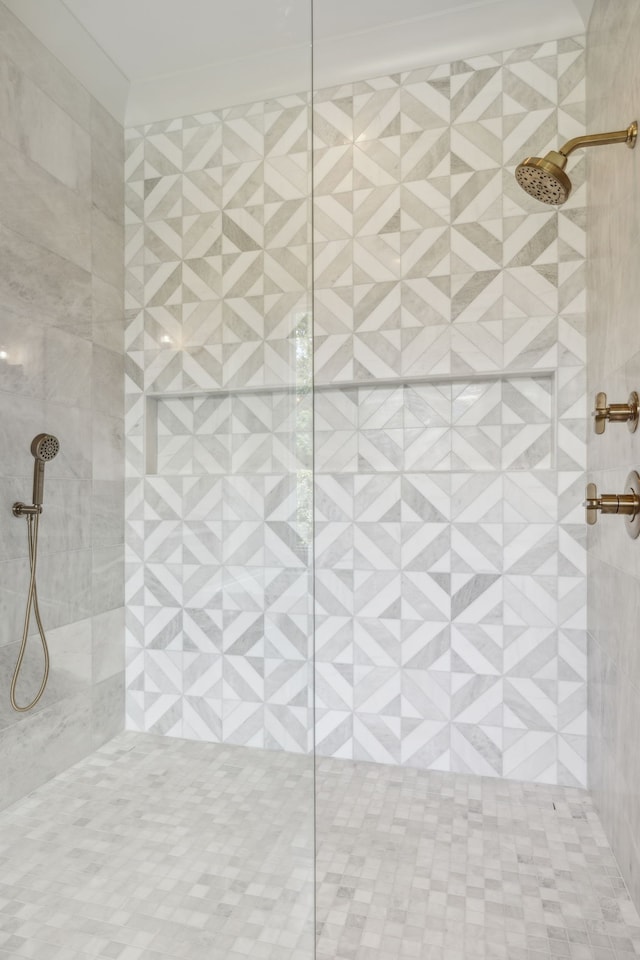 bathroom featuring a tile shower