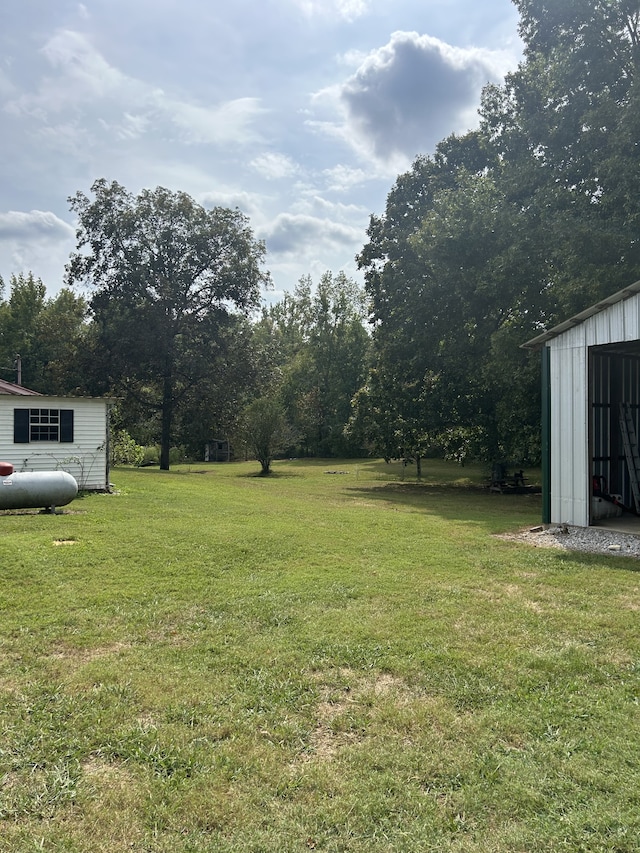 view of yard featuring an outbuilding