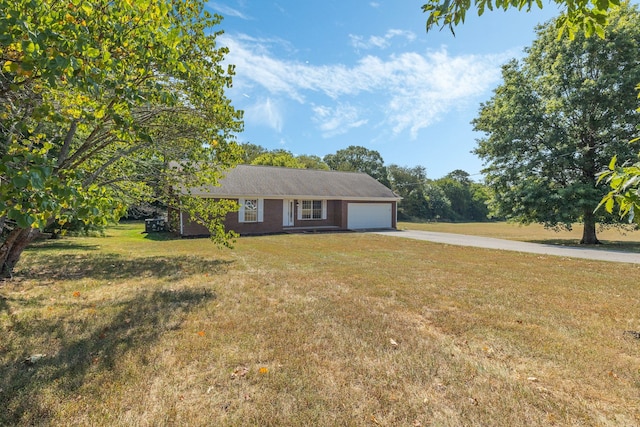 single story home featuring a front lawn