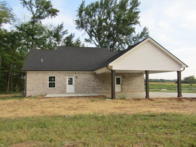 view of front of house featuring a front lawn