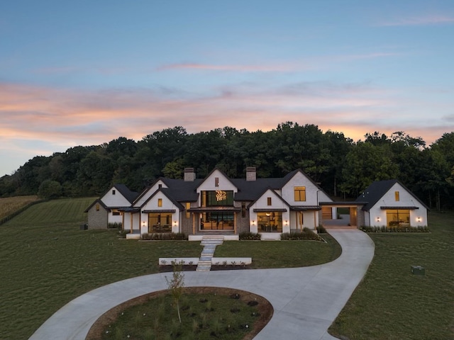 view of front of property featuring a lawn