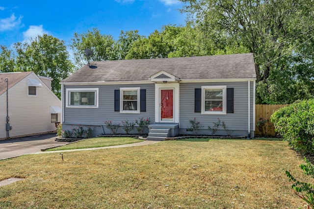 view of front of property featuring a front yard