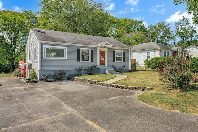 single story home with a front yard