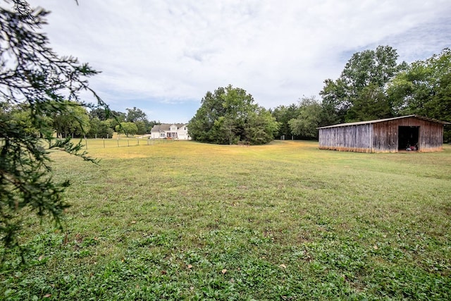 view of yard with an outbuilding