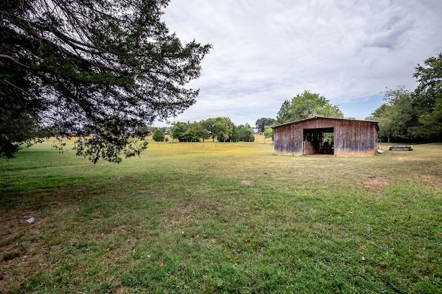 view of yard with an outbuilding