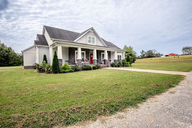 view of front facade featuring a porch and a front lawn