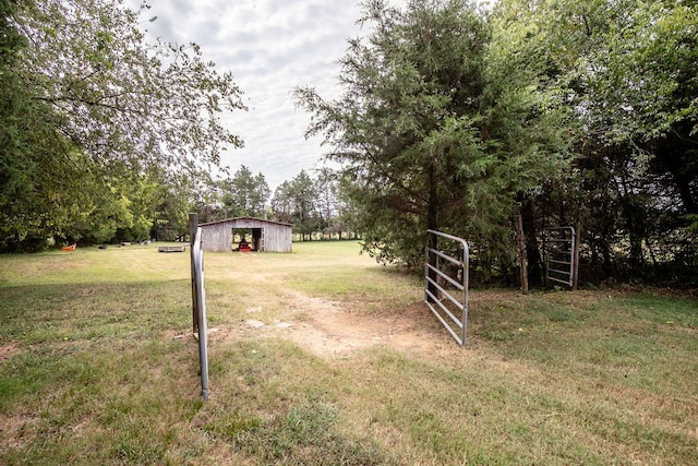 view of yard featuring an outbuilding