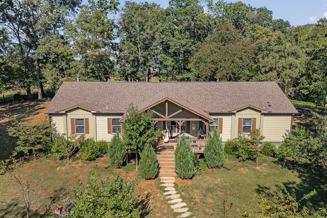 view of front facade featuring a front lawn