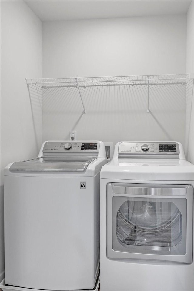 laundry room with laundry area and washing machine and dryer