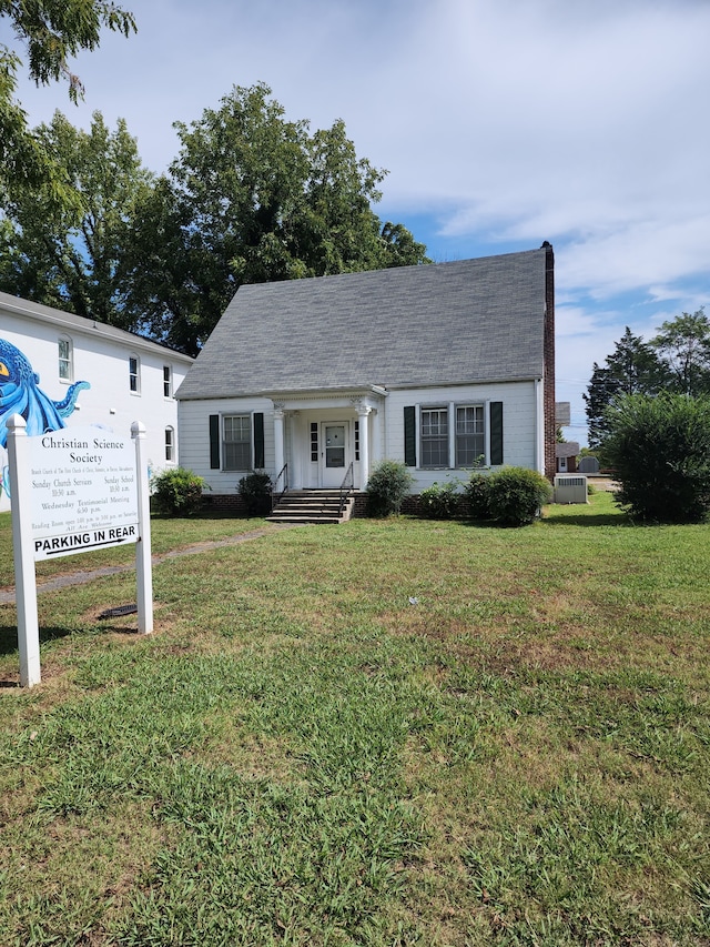 view of front of property with a front lawn