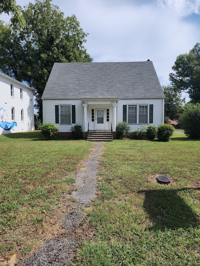 view of front of home featuring a front lawn