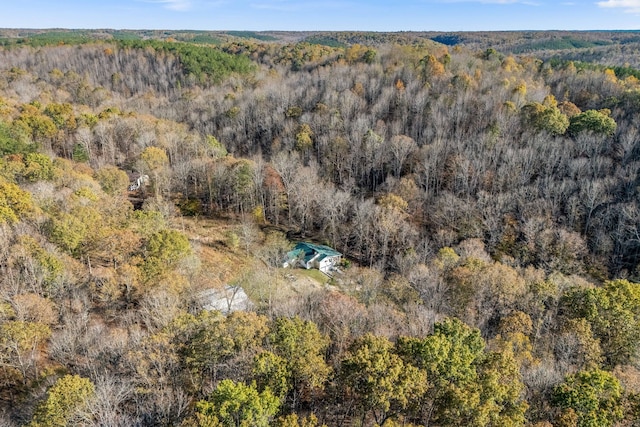 birds eye view of property featuring a forest view