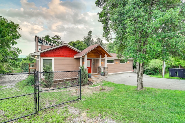 view of front of property with a front yard