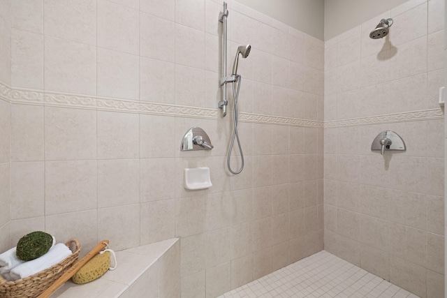 bathroom featuring a tile shower