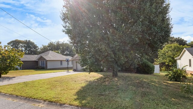 view of front of house featuring a front lawn