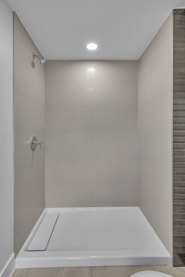 bathroom featuring a tile shower