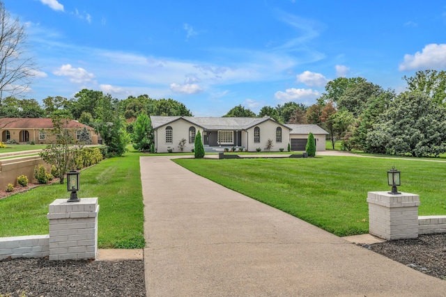 view of front facade featuring a front lawn