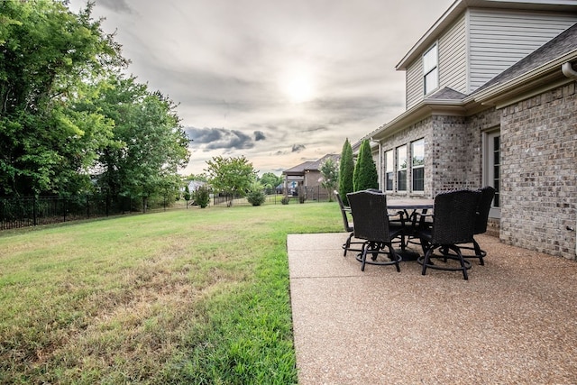 view of yard featuring a patio area