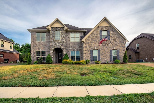 view of front of house featuring a front yard