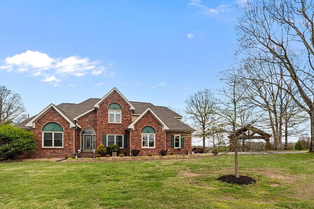 view of front of property featuring a front lawn