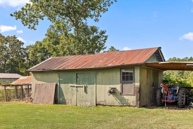 view of outdoor structure with a yard