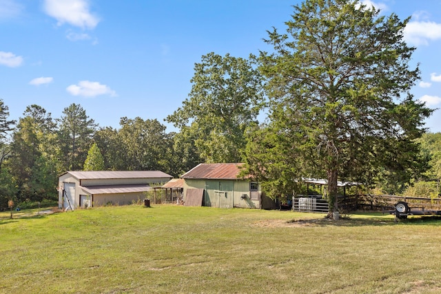 view of yard featuring an outbuilding