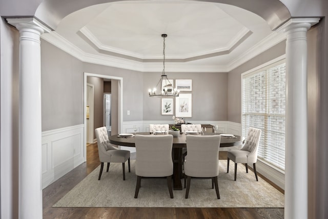 dining room featuring a tray ceiling, ornamental molding, and an inviting chandelier