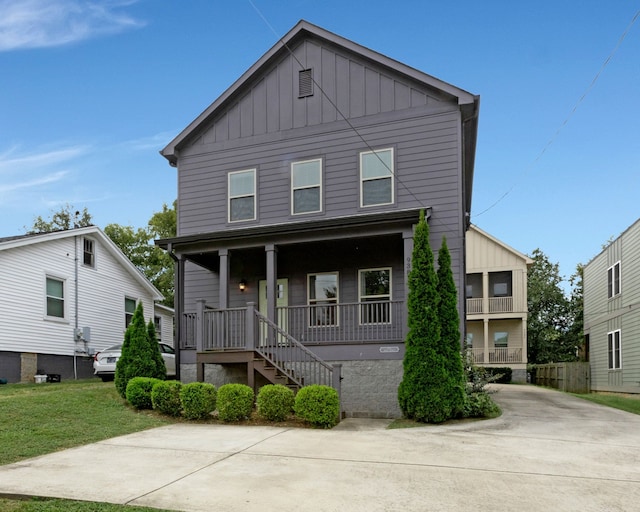 view of front of house with a front yard and covered porch