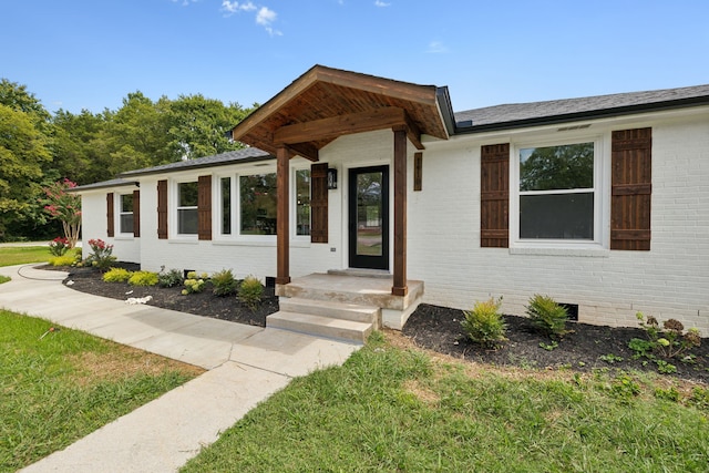 view of front of house featuring a front lawn