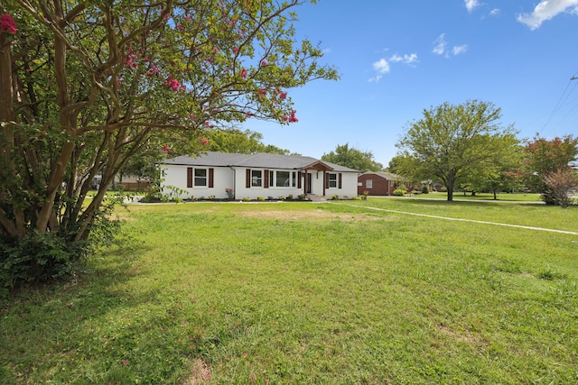 ranch-style home with a front yard