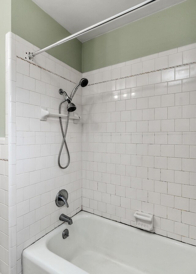 bathroom featuring tiled shower / bath