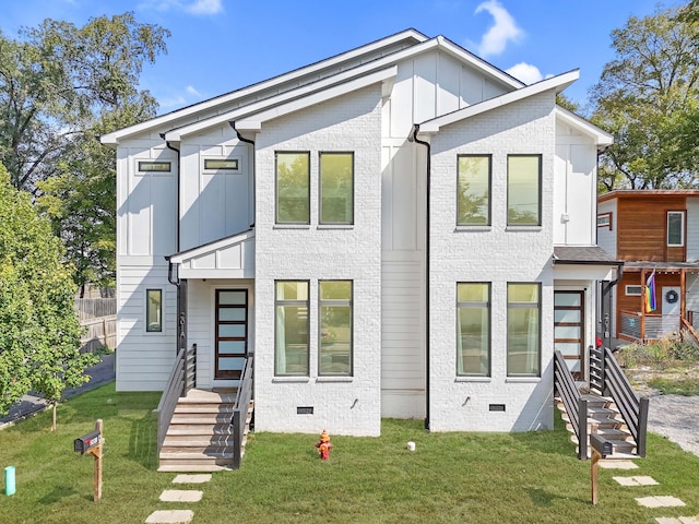 view of front facade featuring a front yard