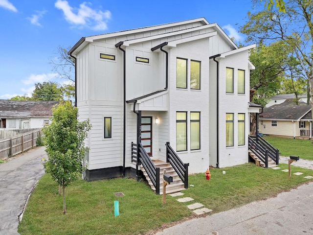 view of front of property featuring a front lawn