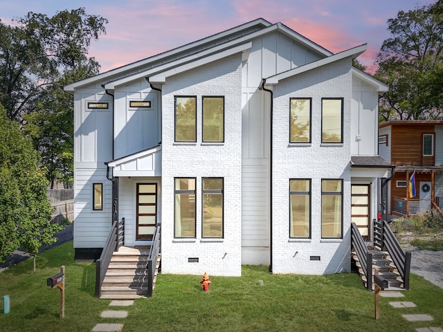 view of front facade with a lawn