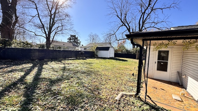 view of yard featuring a storage shed