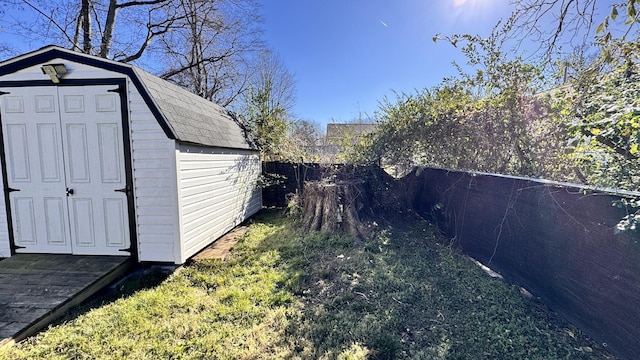 view of yard with a shed