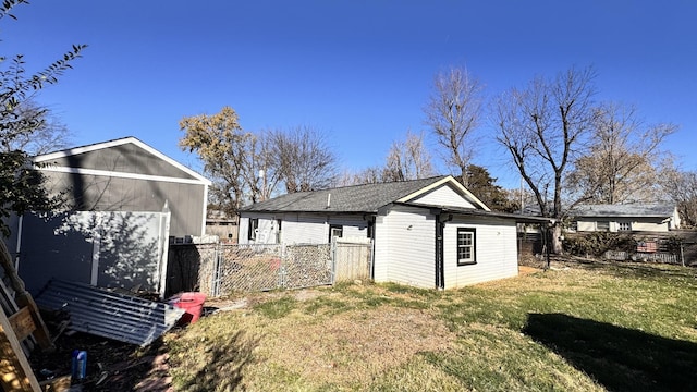 view of yard featuring an outdoor structure