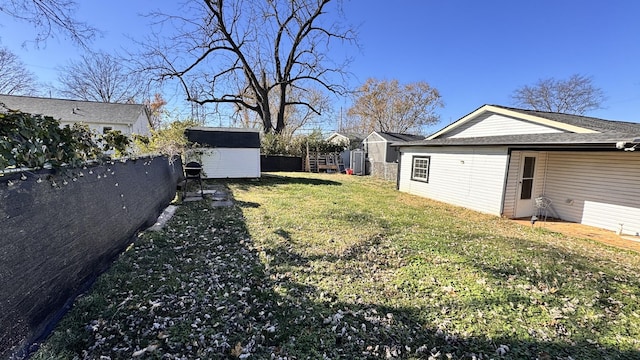 view of yard featuring a storage unit