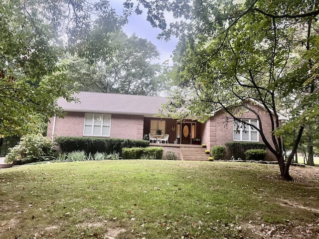 ranch-style home featuring a front lawn