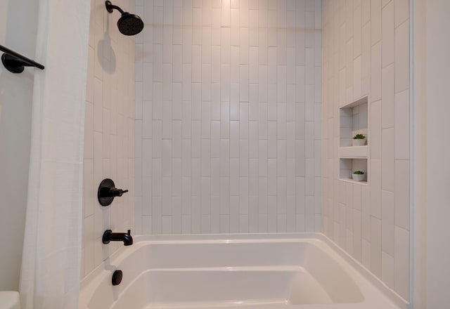 bathroom with tiled shower / bath combo