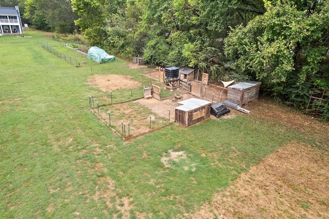 view of yard with an outdoor structure