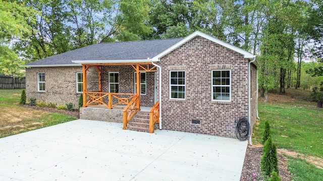 view of front of property with a front yard and covered porch