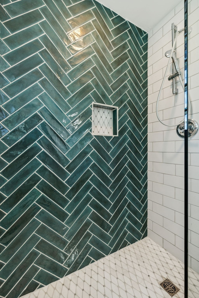 bathroom featuring tiled shower